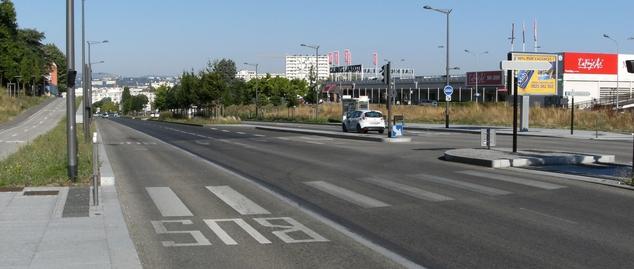 sur les voies urbaines (1)(2) avec des aménagements pour les cyclistes et les piétons.