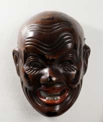 Les Liao développent un art funéraire original, caractérisé par des parures somptueuses comportant notamment des masques couvrant le visage des défunts.
