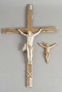 Christ en croix en ivoire sculpté Joli travail provincial du XVIIème siècle H. 13 cm. 11,5 cm. (Fentes et manques) 300 / 500... PC 260.