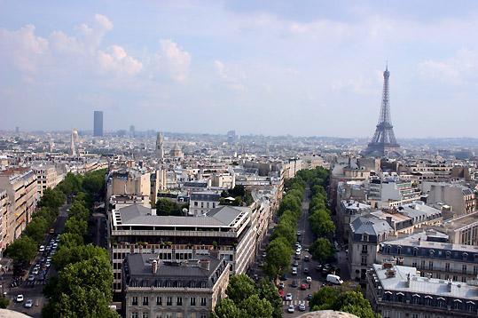 Norint pasigrožėti miestu iš aukštai, visai nebūtina stovėti ilgoje eilėje, kad pasikeltumėt į Eifelio bokštą,. Foto: linternaute.