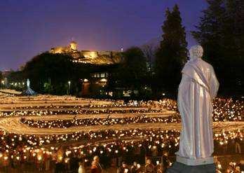 DES PÈLERINS INVITÉS À CÉLÉBRER Comme il est de tradition pour les grandes fêtes à Lourdes, 2 célébrations marqueront l ouverture de l année jubilaire : la procession mariale aux flambeaux et la
