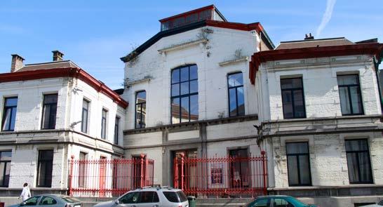 En 1877, il y avait dans le même bâtiment, rue Jorez, une école communale pour garçons et une école communale pour filles.