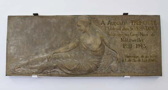 La belle plaque commémorative sculptée dédiée à l ancien élève Auguste Frerotte, au deuxième étage de l institut. On installa deux plaques à la mémoire de Charles Vander Putten.