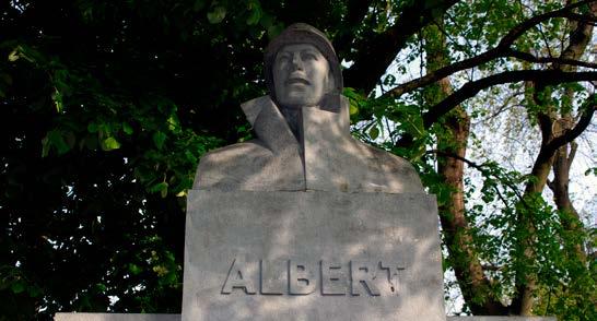Depuis le 21 septembre 1952, un buste d Albert Ier est érigé au square Albert Ier. Il a été sculpté par l artiste belge Christine Forani-Bonnecompagnie.