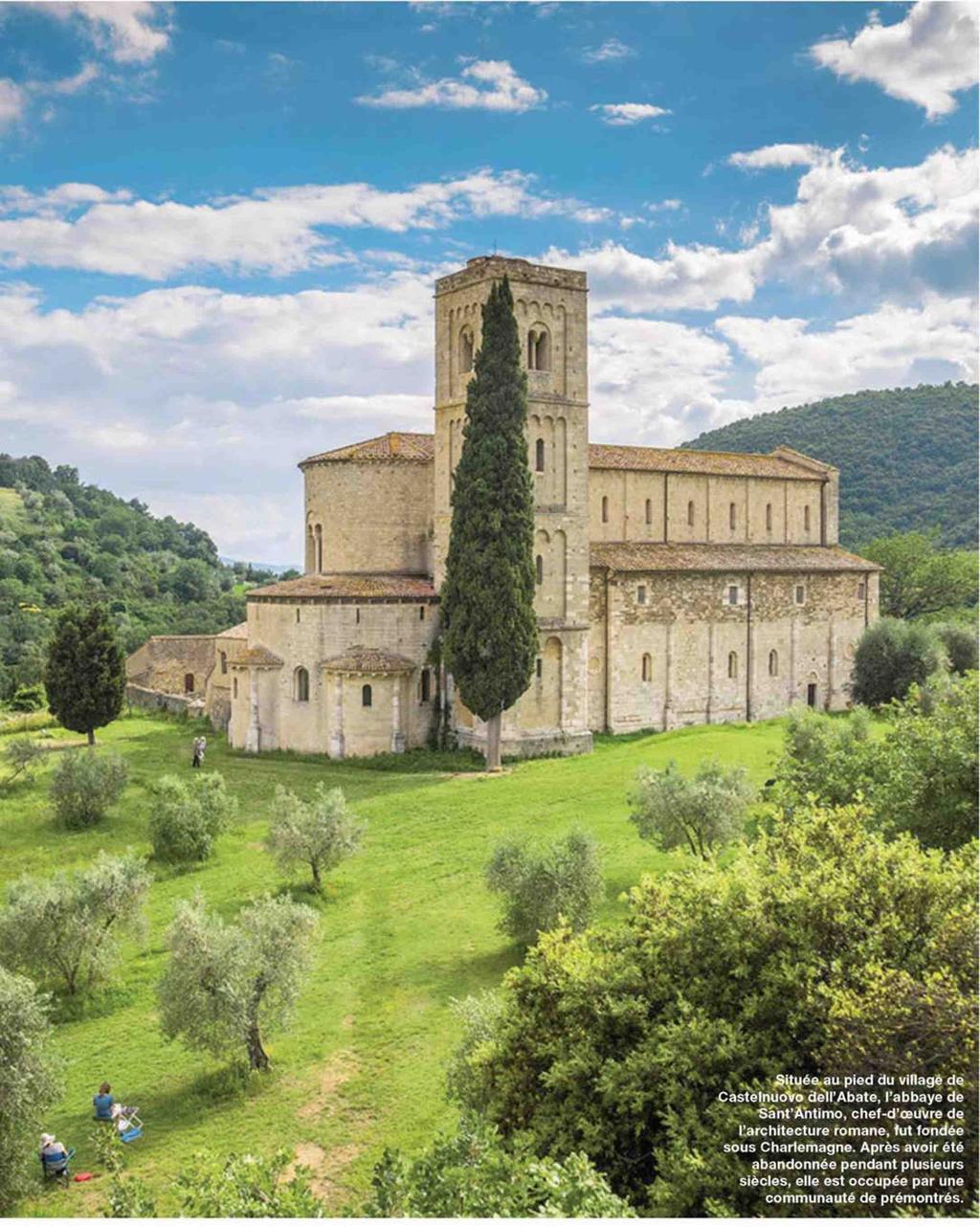 Située au pied du village de Casteinuovo dell'abate, l'abbaye de Sant'Antimo, chef-d'œuvre de l'architecture romane, fut