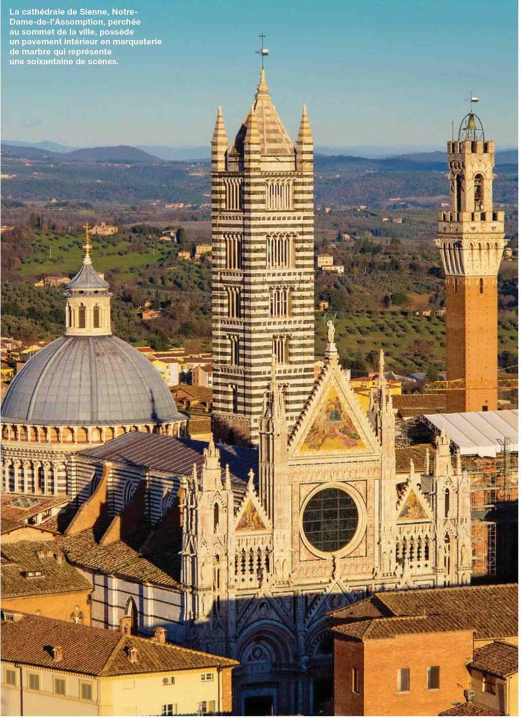 La cathédrale de Sienne, Notre- Dame-de-l'Assomption, perchée au sommet de la ville,