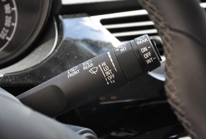 Vérifications intérieures et extérieures du véhicule (Opel Corsa) INSTALLATION AU POSTE DE CONDUITE Montrez où se situe la commande de réglage de l inclinaison du dossier du siège conducteur?