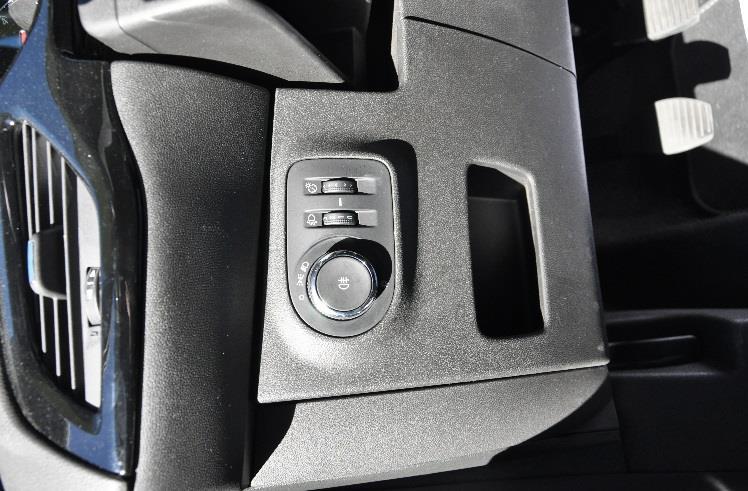 EQUIPEMENTS DIVERS Montrez l emplacement des coussins gonflables de sécurité dans la voiture (airbags) 8 airbags : volant, tableau de bord passager, 1 dans chaque montant de parebrise, 1 dans chaque