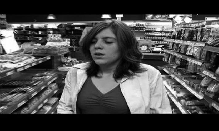 Fix her 2008 / FICTION / 5'25 / MJC DE DÔLE, FILMCENTRUM FRANCE-SUÈDE Une jeune femme passe ses journées devant la télévision. Sous l'emprise des images, elle se rend dans un supermarché.