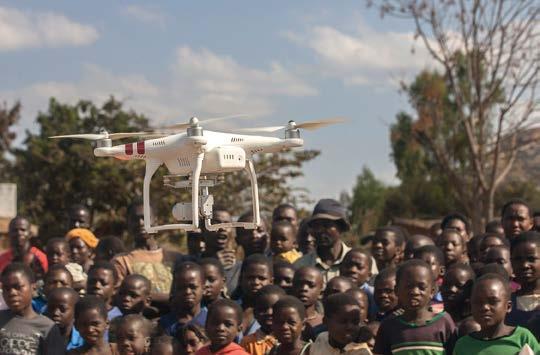 Amos Gumulira / AFP Au Malawi, démonstration de drones destinés à l acheminement rapide par l Unicef de tests de dépistage du VIH.