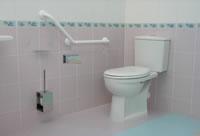 Concernant les WC Si des sanitaires peuvent être utilisés par les clients (notamment en répondant à des exigences sanitaires ou par choix du commerçant), dans ce cas tous les clients doivent accéder