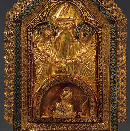 mi-corps sous un arc chargé d une inscription en vernis brun et dominé par deux anges, auxquels s ajoutent ici une couronne orfévrée et la main de Dieu.