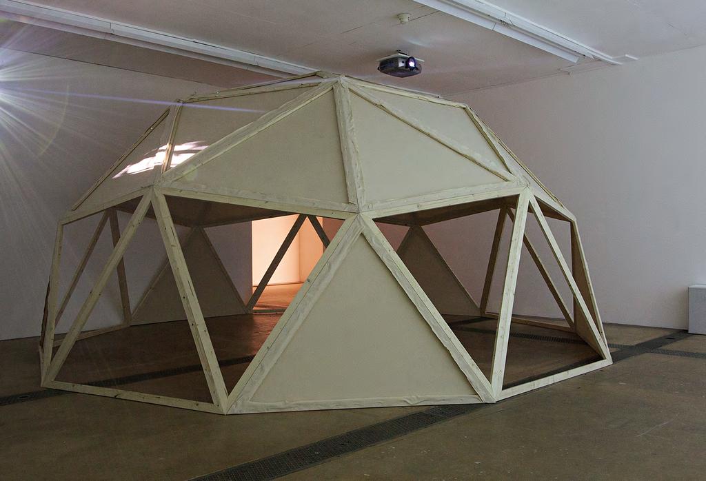 Le Dôme 500 cm x 260 cm, toile de coton, bois, 2013 Project space
