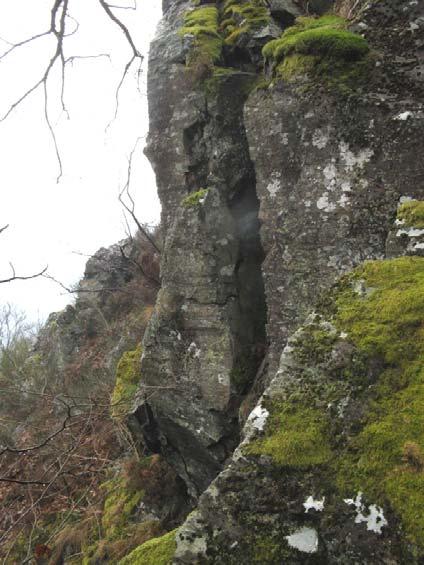 4.2. ETUDE DE L EPERON ROCHEUX Le massif est composé d une roche sombre et massive, à granulométrie très fine, assimilable à la formation de grauwackes.