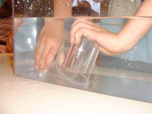 2 sur 5 06.06.2010 16:55 Le fait de transvaser un " pot d air " dans un pot d eau montre l existence de l air lui-même remplacé par de l eau. Nous sommes bien en présence de deux " matières ".