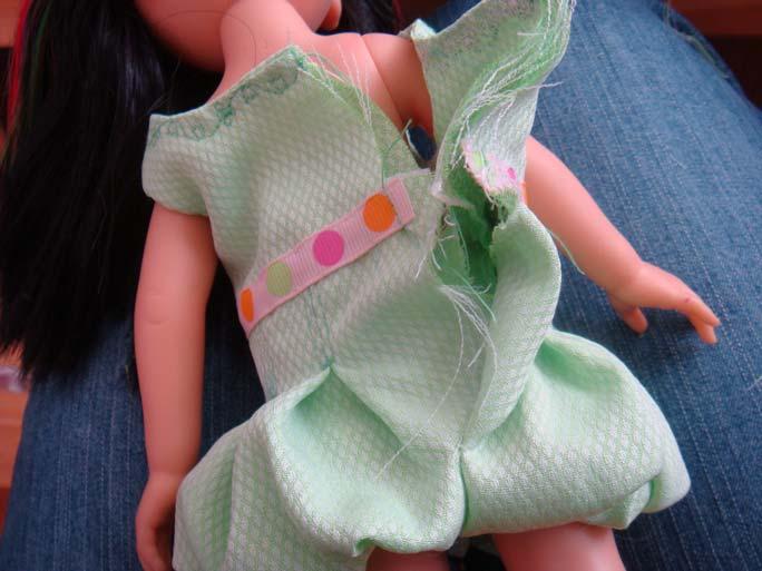 de la jupe et de la doublure en vérifiant l ajustement sur la poupée pour qu elle puisse l enfiler aisément. Posez le système de fermeture choisi.