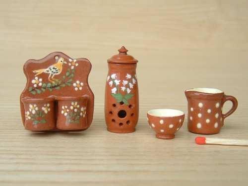 terre rouge, des poteries culinaires (photo 043) et savoyardes (photo 046).