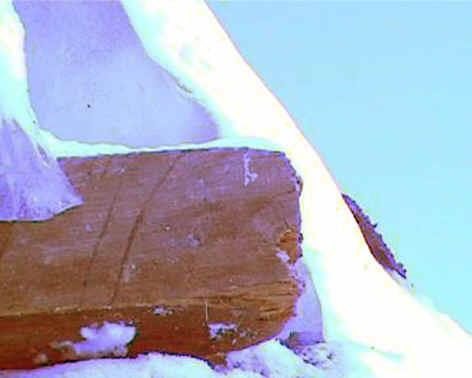 En 2002, Claudio Schranz filme cette poutre de bois dépassant du glacier du mont Ararat : Voir la