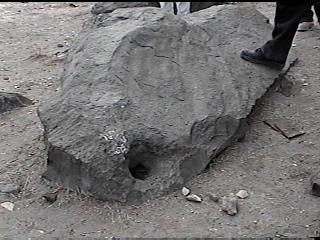 Chaque pierre pèse plusieurs tonnes pour