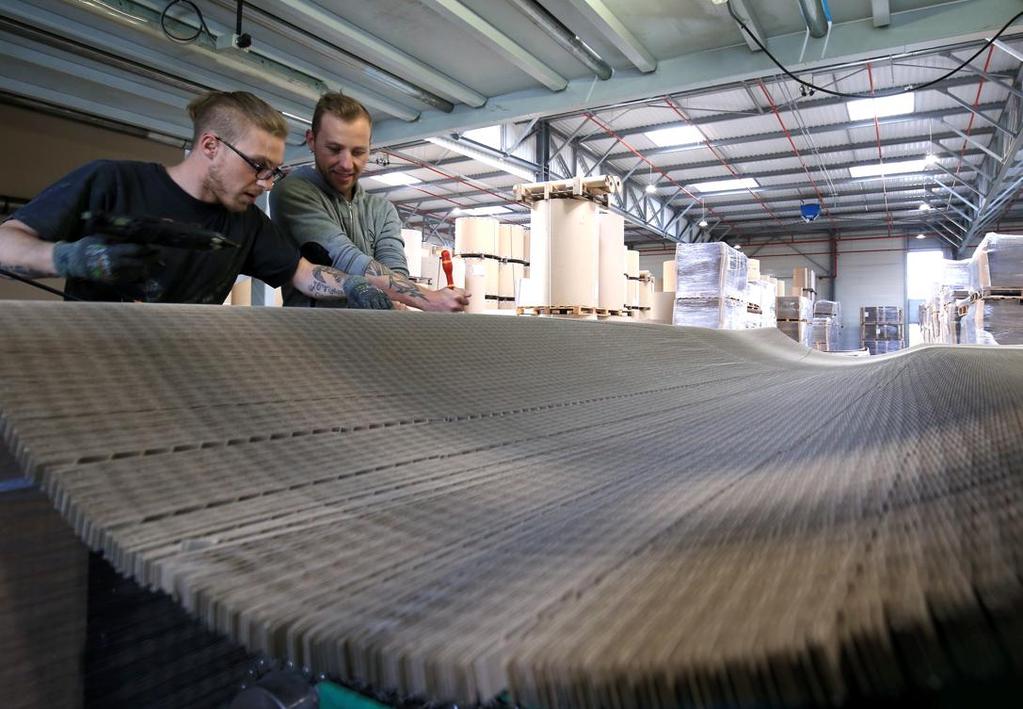 Dans l immense halle de production, les balles de papier kraft s empilent sur des hauteurs impressionnantes.