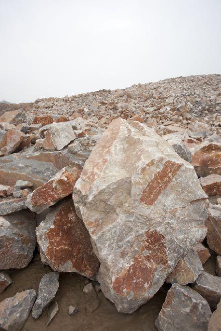 com Roches et Minéraux ATELIER INTERACTIF 4e année Les élèves explorent la différence entre roches et minéraux en analysant des échantillons cueillis a North Bay et ses environs.