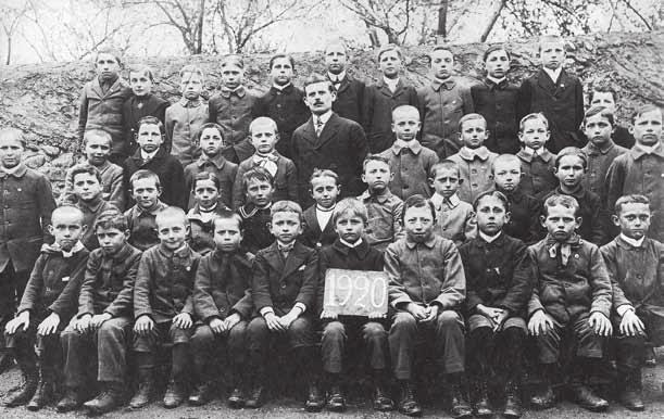 A l armistice de 1918, changement de programme : il a fallu se remettre au français. Les enfants qui fréquentaient l école à ce moment-là durent changer de langue durant l année scolaire.