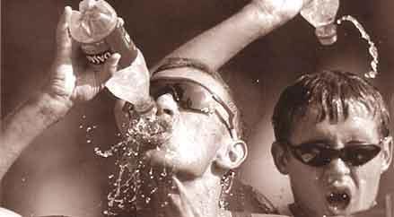 Les déséquilibres de l eau peuvent conduire à la mort Chez le sportif, la déshydratation est néfaste à la performance