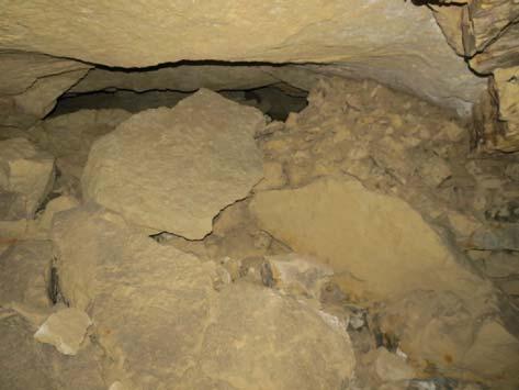 Aux Coudrais, l'ancienne carrière est en très mauvais état de conservation avec des piliers dégradés et une chute de toit importante (photos 2 et 3).