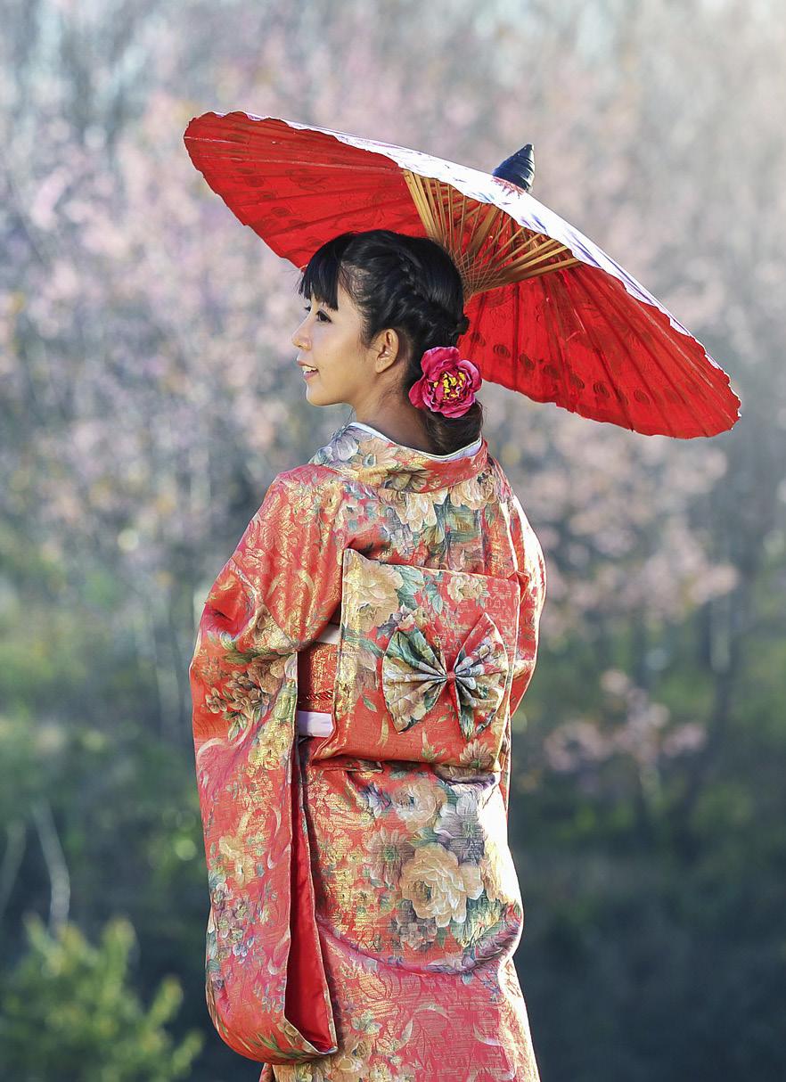 Miwa Saïto présente les costumes traditionnels et leur symbolique.