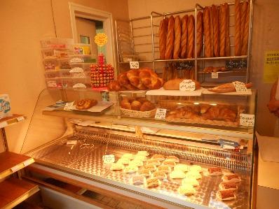 La vie communale Les commerces Une boulangerie : le rendez-vous de tous les nothois e bourg de Noth compte une boulangerie et un barrestaurant.