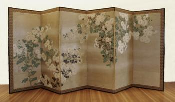 39 - Chrysanthèmes blancs Ogata Kôrin (1658-1716) Paire de paravents à six volets Encre, couleurs, poudre d or et gofun sur papier Epoque d Edo, fin du