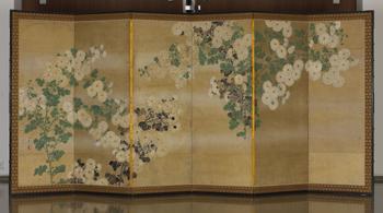 A. 40 - Chrysanthèmes blancs Ogata Kôrin (1658-1716) Paire de paravents à six volets Encre, couleurs, poudre d or et gofun sur papier Epoque d Edo, fin du