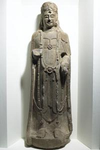 09 - Statue d un bodhisattva debout Chine septentrionale, Wei orientaux~qi septentrionaux (milieu - 2 ème moitié du VI e siècle) Statue monumentale, grès rosé H.