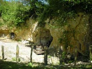 Photo 2: Vue des entrées de caves à flanc de coteau aux Caves Figure 2: Zonage et localisation des indices au niveau des Juindries En remontant vers le nord, deux cavités existent à la Jouannière