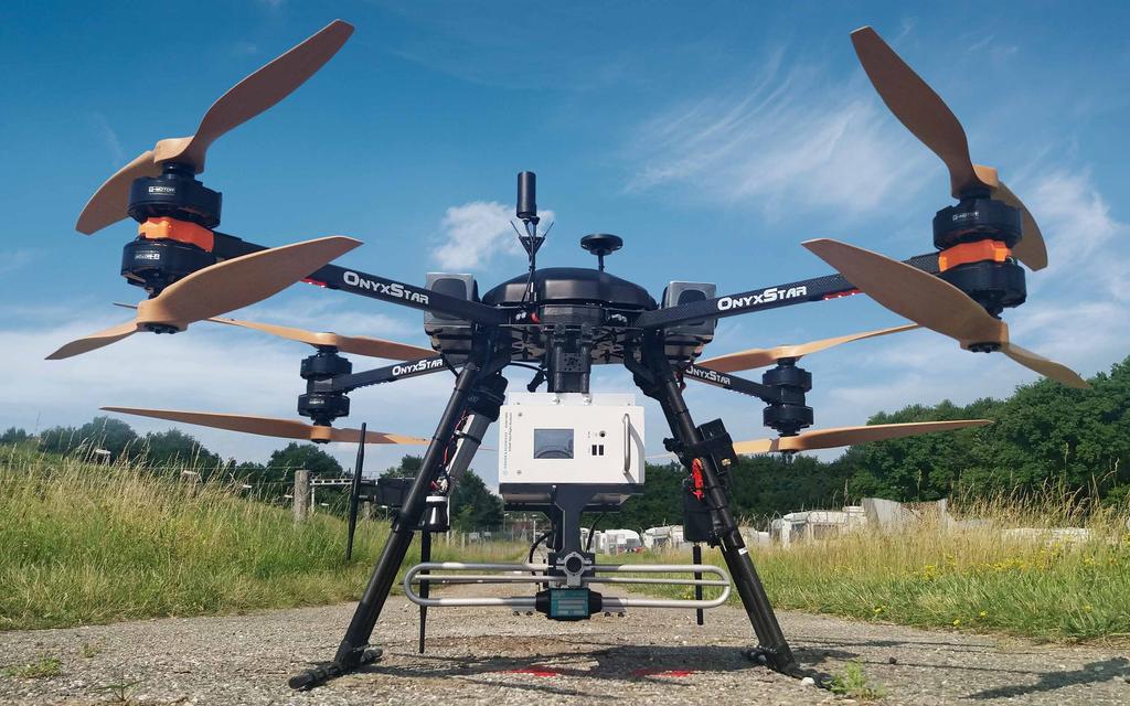 Instrumentation générale Fig. 1 : Les vols de mesure par drones (ici avec le R&S ESVF1000) complètent les mesures au sol aux endroits difficiles d accès (photo : Skyguide).