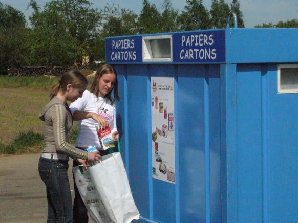 La collecte sélective sur 383 sites d apport volontaire Papier - carton : 407 conteneurs 4 ou 5 m3 18 bennes 30m3 (en déchèteries) 40 kg par habitant en 2009 Flaconnages plastiques :