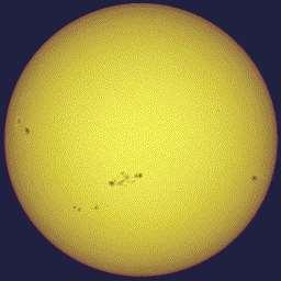 La photosphère est la surface visible du Soleil, elle a environ 500 km d'épaisseur et la densité n'est plus que de 10-7 g/cm3,