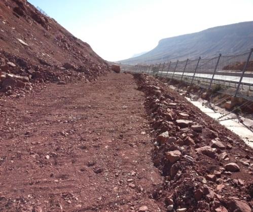Rock SlopeStability 2014, Marrakech - Maroc, 2 au 4 Avril 2014 c) Confortement de la vallée de oued Amezri ; La solution adoptée consiste en ce qui suit : Talutage du remblai de l autoroute ;