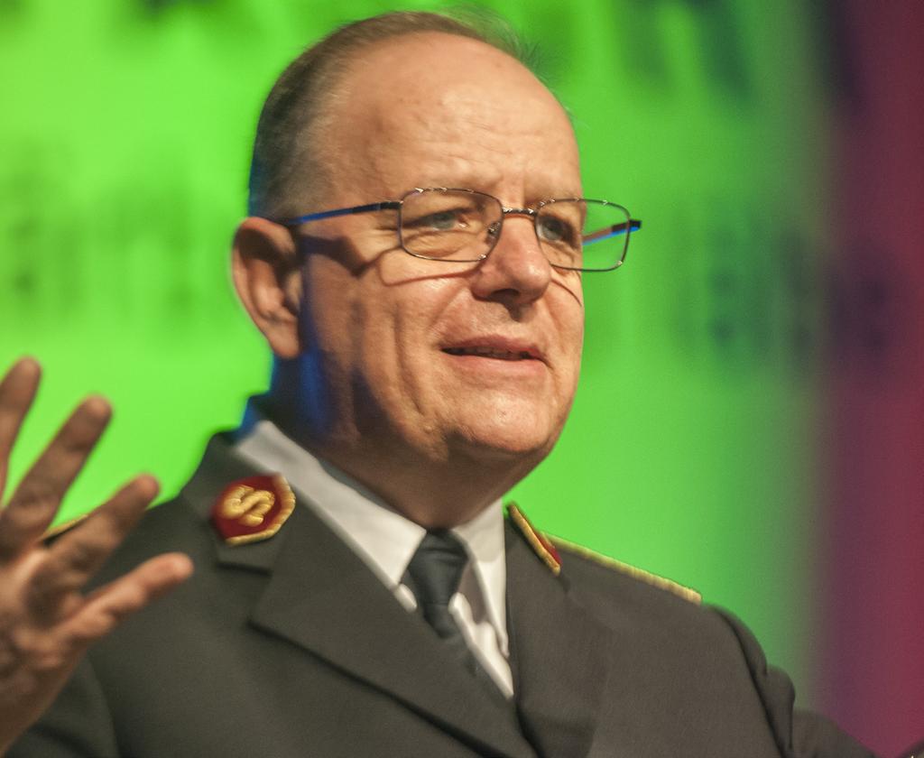 Nous ne sommes pas en temps de paix Photo : Alexander Egger Après cinq ans, le Général suisse André Cox, Chef mondial de l Armée du Salut, partira à la retraite. Faisons un bilan.