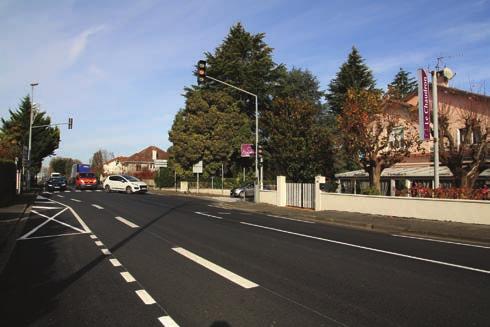 Dans le cadre du déclassement de route départementale en voirie communale, la contre-allée du boulevard des Pyrénées, entre les ronds-points de Lindt et de l'alysson (cidessous, à gauche), a été