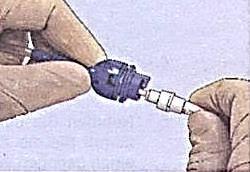 Désinfecter la valve avec un tampon d alcool. Placer le nouveau capuchon (dans le sens des aiguilles d une montre) jusqu à verrouillage. Le liquide s écoule dans la bouteille positionnée en déclive.