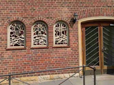 Drei bunte Fenster für die neue Kirche?