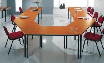 124 TABLES PLIANTES Tables pliantes juxtaposables et empilables. Plateau mélanimé, épaisseur 25 mn avec chants antichocs en PVC. Structure chromée.