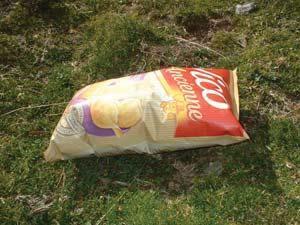 La pression Exercice 13 : Pourquoi est-ce que les paquets de chips gonflent en montagne? A 150m d'altitude, le paquet de chips se tient convenablement! A 2000m, il fait le malin et se gonfle.
