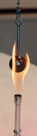 ACTIVITÉ 3 Modèle moléculaire avec agitation Comment varie le volume d un solide avec la température? La situation Une boule en acier est chauffée dans la flamme d un bec Bunsen.