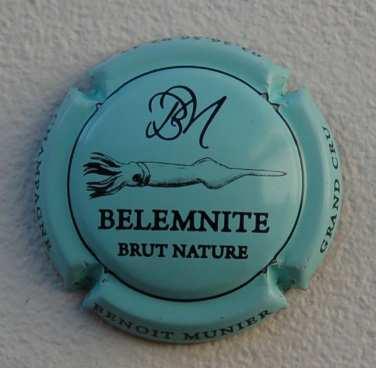 5. Plaques de muselet Benoit Munier coiffant nos bouteilles Bélemnite PURESSENTIEL Date de sortie: 01.03.