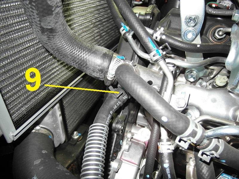 21 14. Retirer le bouchon d origine du tube (9) et connecter le tuyau de chauffage fourni 15. Raccorder les autres extrémités des tuyaux de chauffage précédemment installés 16.