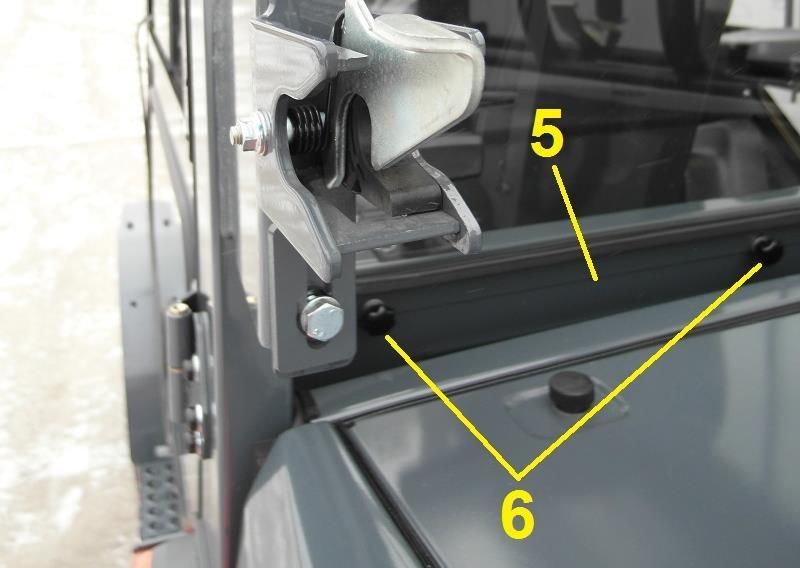 Fixer la tôle arrière basse (5) sur le cadre métallique à l aide des