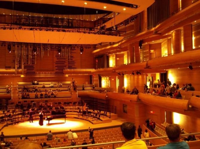 Pourquoi utilise-t-on le bois lors de la construction de salles de concert?