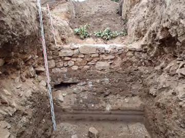 La découverte d un petit vide à 1,40 m de profondeur nous apporte la preuve d un soutirage dû à une cavité de nature indéterminée dans ce secteur du cimetière.